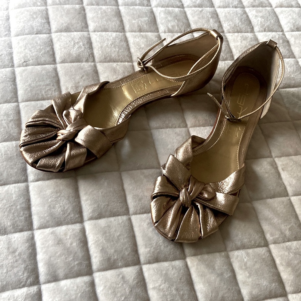 Beautiful gold leather Vera Pelle flats size 38 (US size 7.5)